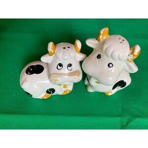 Vintage Salt n Pepper Shakers: Dairy Cows -